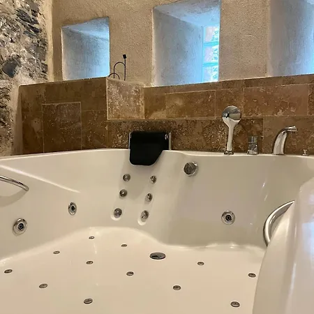 Апартаменты Le Bastion - Jacuzzi Au Chateau *